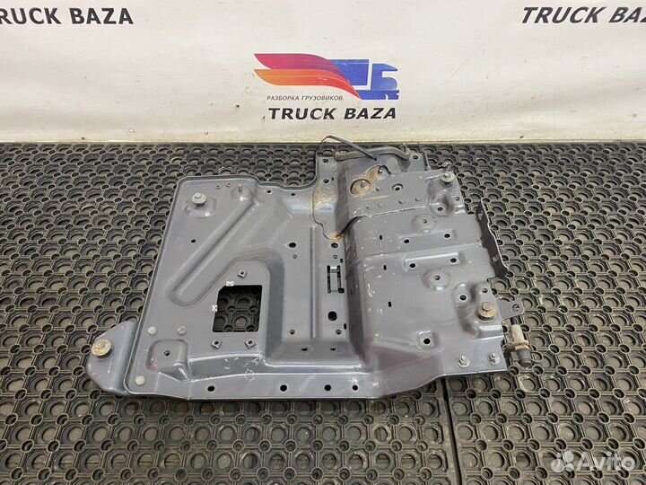 2353627 Кронштейн брызговика левого