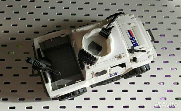 Модель военного джипа