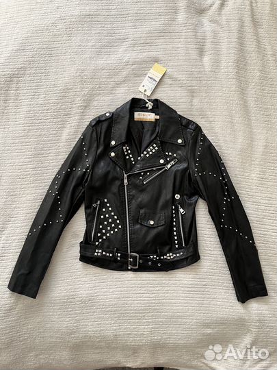 Чёрная куртка-косуха с клёпками бренда 