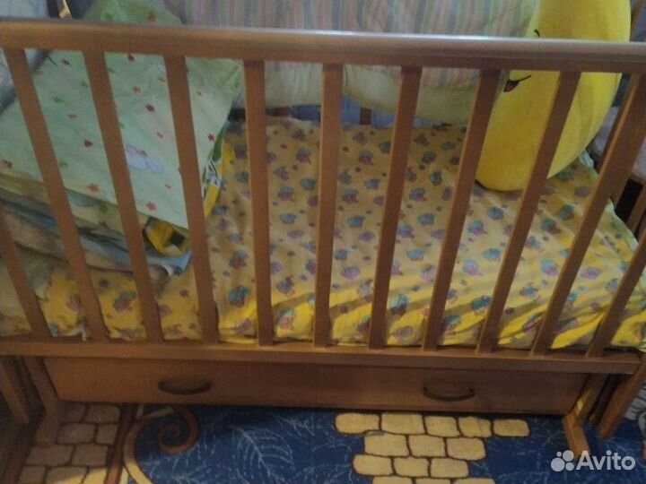 Детская кроватка с маятником