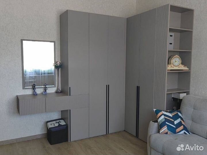 Угловой шкаф в прихожую