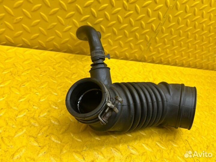 Патрубок воздушного фильтра Mitsubishi Pajero