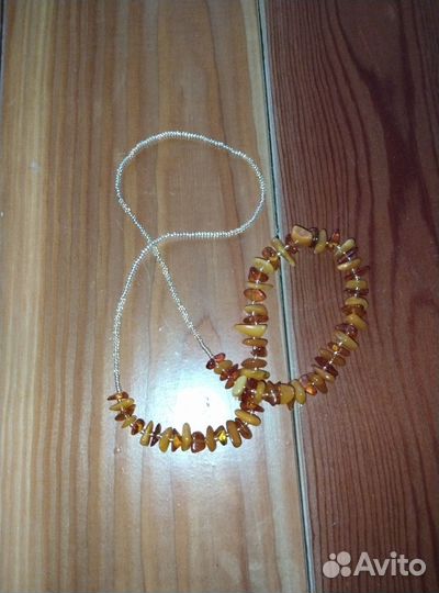 Модные бусы из пейзажного янтаря