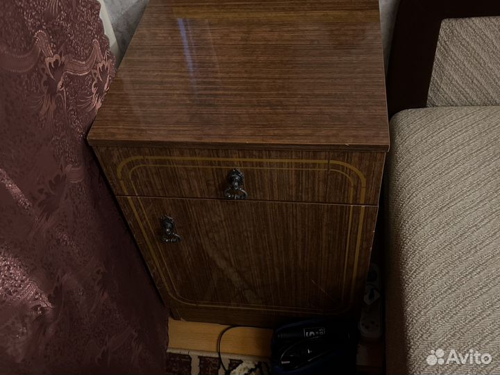 Тумбочка прикроватная