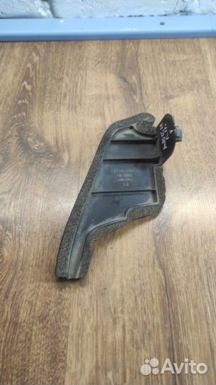 Уголок жабо передний левый Toyota Avensis T250