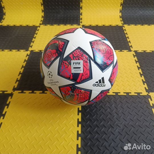 Футбольный мяч adidas лига чемпионов