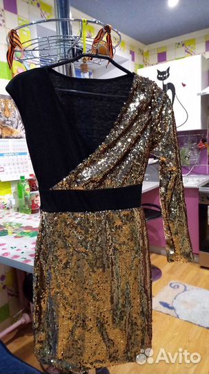 Платье черное с золотыми пайетками, S