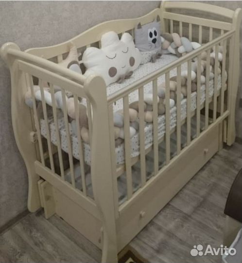 Детская кроватка с маятником