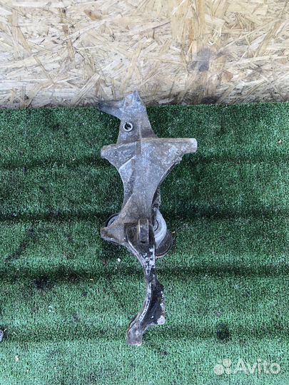 Кронштейн генератора Renault logan