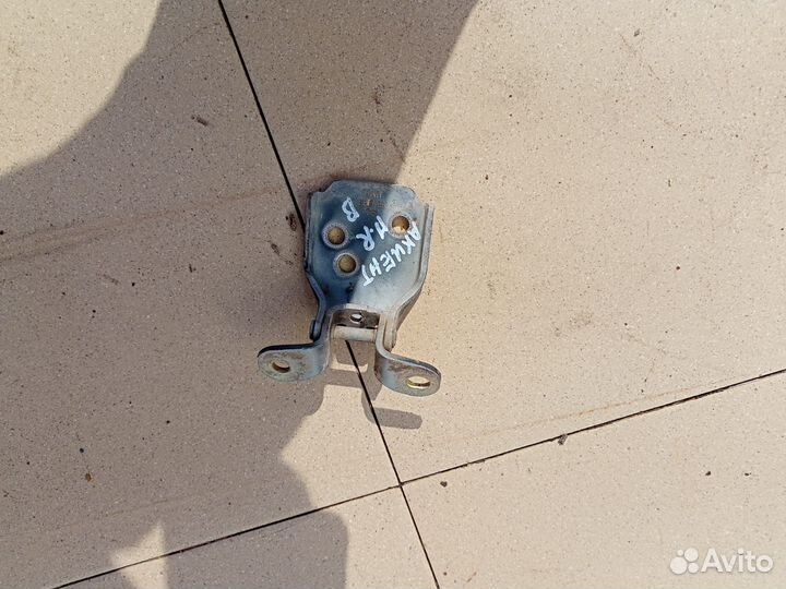 Петля двери передняя правая верхняя Hyundai Accent