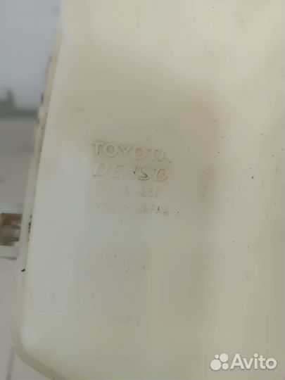 Бачек омывателя Toyota auris 150 2006-2009