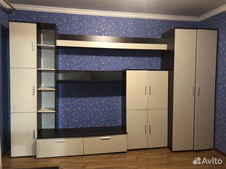 Стенка в комнату