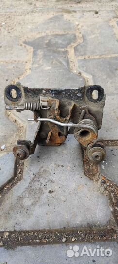 Замок капота нижняя часть Ауди А4Б5