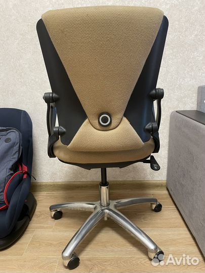 Офисное кресло