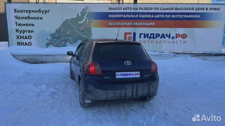 Уплотнитель стекла двери передний левый Toyota Auris (E150) 68172-02120