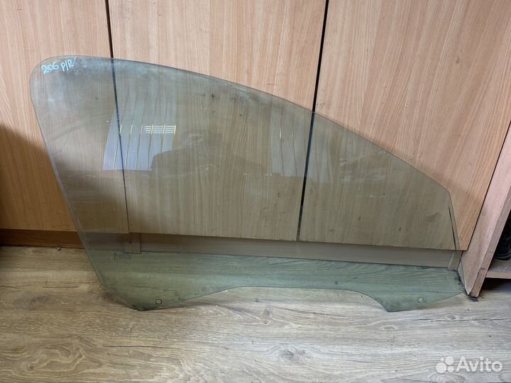 Peugeot 206 переднее правое стекло двери