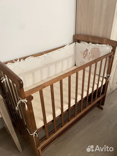 Детская кроватка с маятником