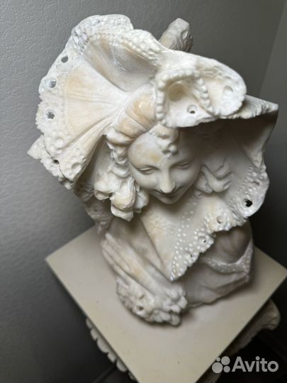 Мраморнй бюст