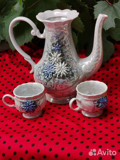 Кувшин с носиком и чашечки