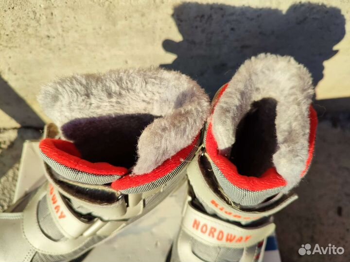 Беговые лыжи 130см, ботинки 32р, палки