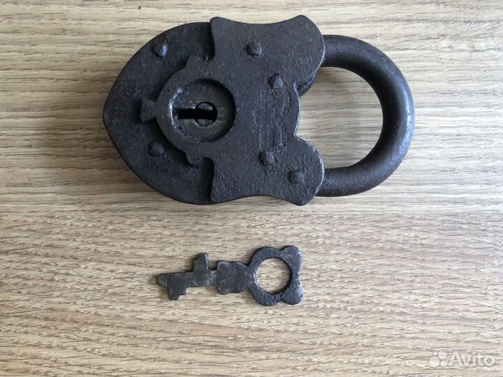 Навесной замок старинный