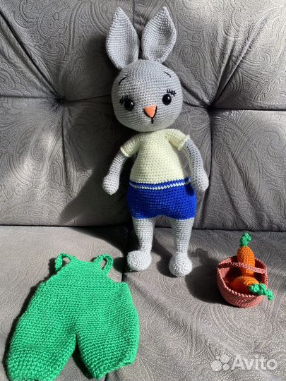 Заяц в комбинезоне