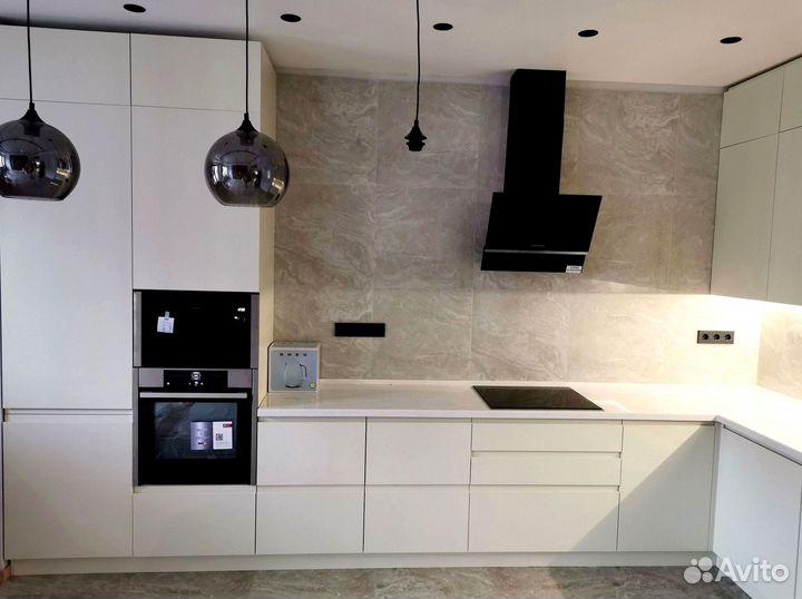 Угловая в потолок кухня на заказ