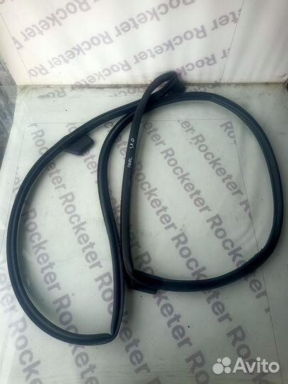 Уплотнитель двери задний левый Geely Coolray Sx11