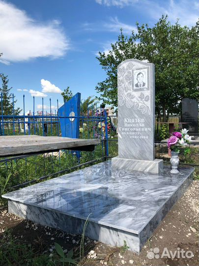 Памятник, тротуарная плитка