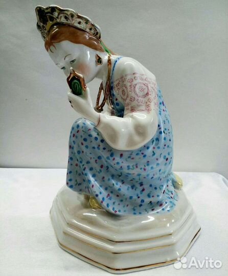 Фарфоровая статуэтка Малахитовая шкатулка.Дулево