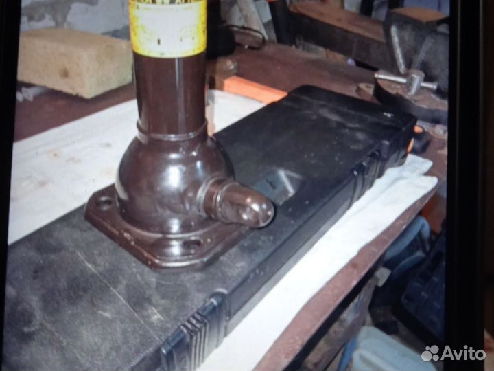 Домкрат,набор инструментовToyota Land Cruiser 200