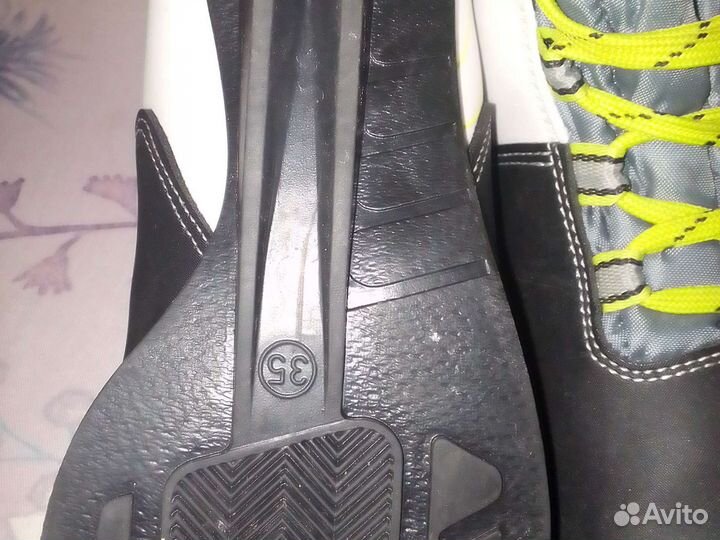 Лыжные ботинки 35 размер с лыжами