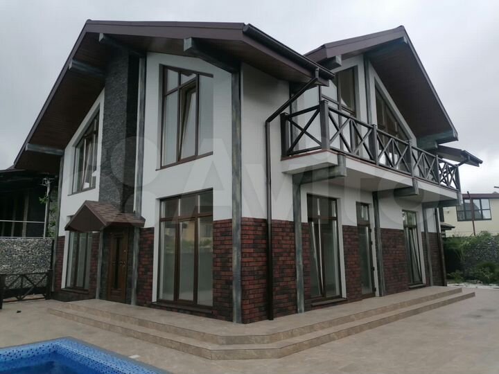 Коттедж 195 м² на участке 4 сот.