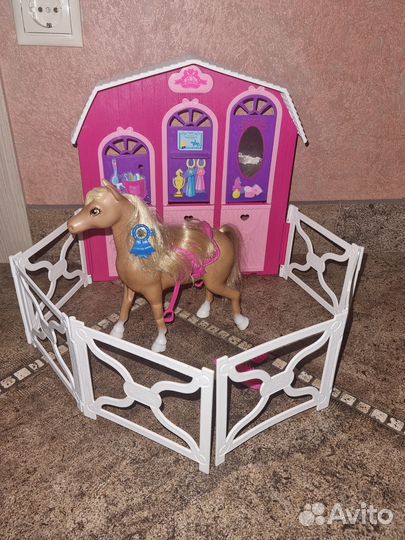 Лошадь для Барби и конюшня