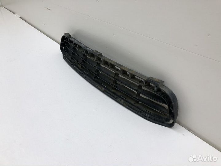 Решетка в бампер центральная Toyota Camry V40
