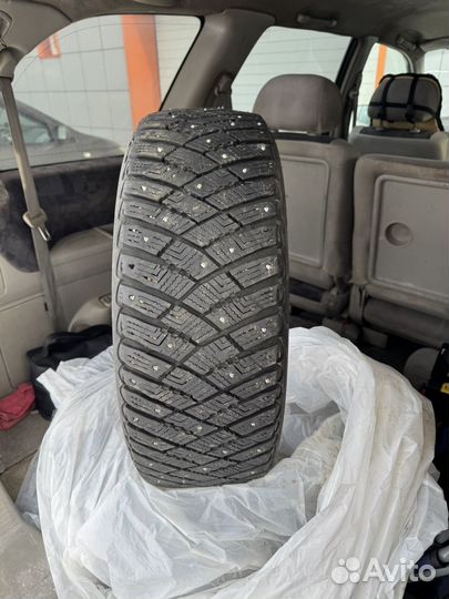 Goodyear Ultragrip Ice Arctic 215/60 R16