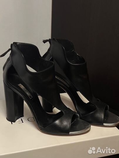 Босоножки на высоком каблуке 40