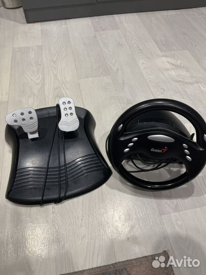 Игровой руль с педалями