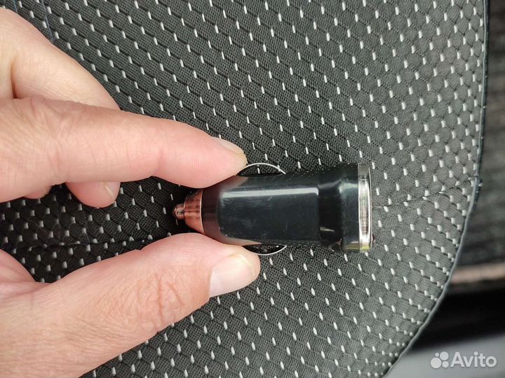 Автомобильное зарядное устройство для телефона