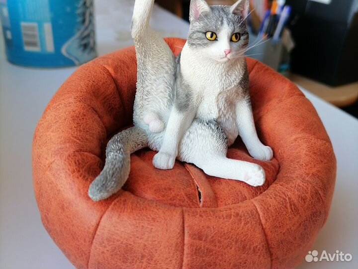 Котик на пуфике - Коллекционные фигурки животных