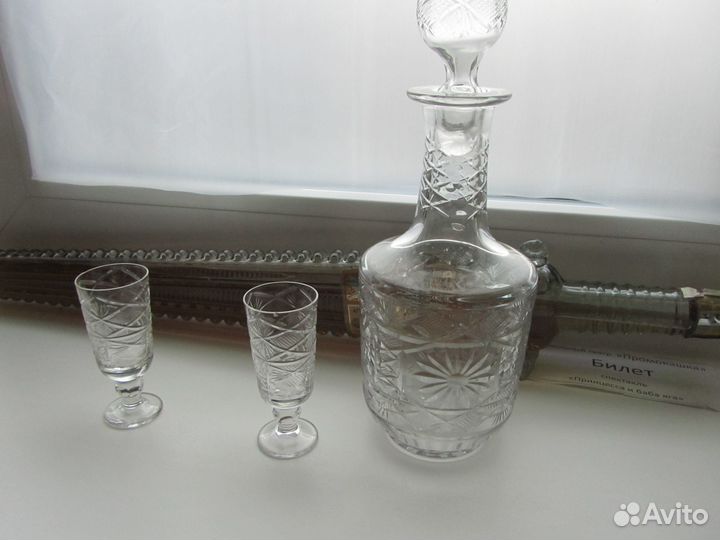 Хрустальный графин с рюмками