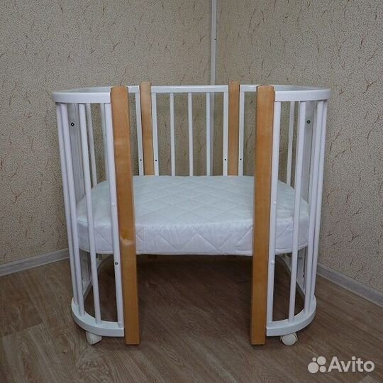 Детская кроватка с маятником