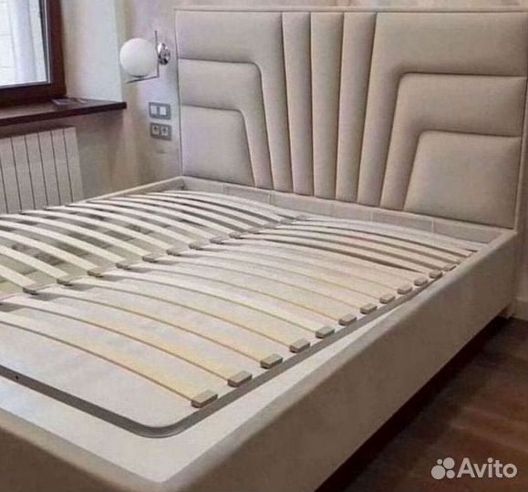 Белая кровать