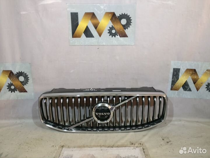 Вольво XC60 2017- Решетка радиатора 15931