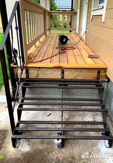 Лестница на металлокаркасе открытого типа