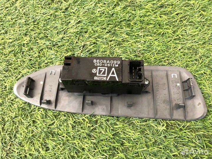 Накладка декоративная передняя правая Mitsubishi