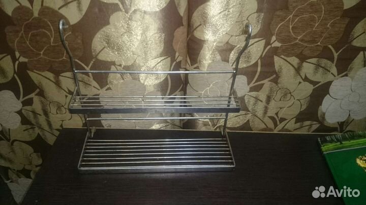 Металлические подвесные полочки