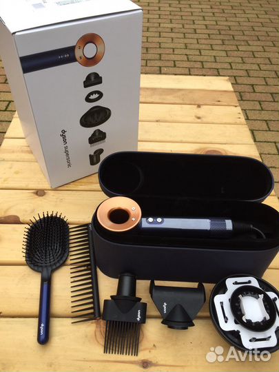 Dyson фен HD-07 с кейсом и расчестками