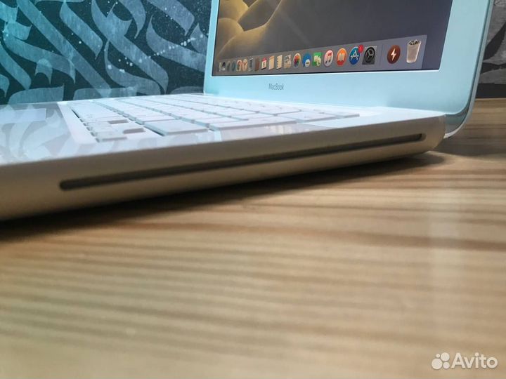 Белоснежный Apple MacBook Pro 13 2011
