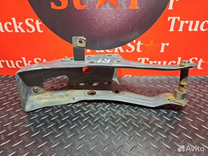 Кронштейн замка кабины правый Renault T, Volvo FM